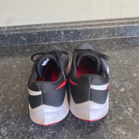 Nike Zoom Winflo 6 'University Red' - Picture 8 of 15